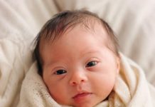 Als mein Baby mit Down-Syndrom geboren wurde, unterschrieb ich die Papiere, um es im Krankenhaus zurückzulassen … Doch als ich ging, lief mir eine Krankenschwester hinterher und sagte einen einzigen Satz, der mich wie erstarrt stehen ließ