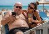 Während seine Ehefrau schwere Einkaufstaschen nach Hause trug und sich um die Kinder kümmerte, genoss ihr Ehemann mit seiner Geliebten unbeschwert den Urlaub am Strand. Doch die Reise endete in dem Moment, als auf seinem Handy eine Nachricht mit Fotos einging – und er vor Entsetzen wie erstarrte. 😨😱