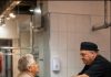 Jeden Tag kaufte eine 70-jährige Rentnerin 40 Kilogramm Fleisch bei ihrem Stammmetzger: Eines Tages beschloss der Metzger, ihr zu folgen – und als er sah, wohin das ganze Fleisch gebracht wurde, rief er die Polizei. 😱😨