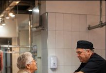 Jeden Tag kaufte eine 70-jährige Rentnerin 40 Kilogramm Fleisch bei ihrem Stammmetzger: Eines Tages beschloss der Metzger, ihr zu folgen – und als er sah, wohin das ganze Fleisch gebracht wurde, rief er die Polizei. 😱😨