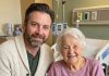 Mein Mann besuchte seine Mutter allein im Krankenhaus und behauptete, sie brauche Ruhe – während ich ihre Behandlung bezahlte. Einen Monat später rief mich ihr Arzt an und bat mich, sofort zu kommen.