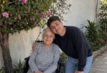 Ich kümmerte mich um meine 90-jährige Nachbarin, weil sie mir versprach, dass ich alles erben würde, was sie besaß. Als sie starb, hinterließ sie mir NICHTS. Doch am nächsten Morgen klopfte ihr Anwalt an meine Tür und sagte: „Sie hat Ihnen eine Sache hinterlassen.“