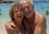 Eines Tages, mit 67 Jahren, buchte ich zum ersten Mal in meinem Leben eine Reise ganz allein nach Malta. Ich versprach mir selbst, zu allem, was das Leben mir schenkte, „Ja“ zu sagen. Doch als ich einem Mann folgte, in den ich mich langsam verliebte, hörte ich zufällig ein Gespräch, das mir zeigte, dass unsere Begegnung niemals ein Zufall gewesen war.