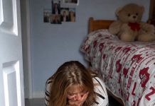 Direkt nach der Beerdigung unserer Tochter drängte mein Mann mich immer wieder, all ihre Sachen wegzuwerfen. Doch als ich schließlich ihr Zimmer aufräumte, entdeckte ich eine seltsame Nachricht: „Mama, wenn du das hier liest, bedeutet das, dass ich nicht mehr am Leben bin. Schau einfach unter mein Bett.“ 😱