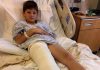 Ich ging ins Krankenhaus, um mich um meinen Sohn mit dem gebrochenen Bein zu kümmern. Doch eine Krankenschwester schob mir heimlich einen kleinen Zettel in die Hand und flüsterte: „Er lügt. Sehen Sie sich die Aufnahme aus Zimmer 12 um 3 Uhr morgens an.“ 😰😨