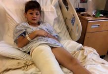 Ich ging ins Krankenhaus, um mich um meinen Sohn mit dem gebrochenen Bein zu kümmern. Doch eine Krankenschwester schob mir heimlich einen kleinen Zettel in die Hand und flüsterte: „Er lügt. Sehen Sie sich die Aufnahme aus Zimmer 12 um 3 Uhr morgens an.“ 😰😨