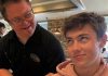 Mein Sohn machte sich vor einem vollen Restaurant über einen Kellner mit Down-Syndrom lustig – doch als ich ihm seine Belohnung wegnahm und herausfand, warum dieser Mann ausgerechnet unseren Tisch bedienen wollte, zwang die Wahrheit ihn dazu, alles zu hinterfragen, was er über sich selbst zu wissen glaubte.