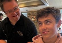 Mein Sohn machte sich vor einem vollen Restaurant über einen Kellner mit Down-Syndrom lustig – doch als ich ihm seine Belohnung wegnahm und herausfand, warum dieser Mann ausgerechnet unseren Tisch bedienen wollte, zwang die Wahrheit ihn dazu, alles zu hinterfragen, was er über sich selbst zu wissen glaubte.