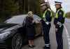 Polizisten hielten eine ältere Frau nur deshalb an, weil sie ein teures ausländisches Auto fuhr. Sie drückten sie gegen das Fahrzeug und legten ihr Handschellen an, ohne zu ahnen, wer diese Frau in Wirklichkeit war. 😨