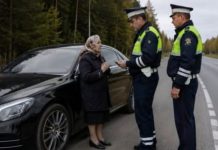 Polizisten hielten eine ältere Frau nur deshalb an, weil sie ein teures ausländisches Auto fuhr. Sie drückten sie gegen das Fahrzeug und legten ihr Handschellen an, ohne zu ahnen, wer diese Frau in Wirklichkeit war. 😨