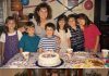 Ich wartete vier Stunden darauf, dass meine sechs Kinder zu meinem 60. Geburtstag kamen, doch das Haus blieb still – bis mir ein Polizist eine Nachricht übergab, die mir das Blut in den Adern gefrieren ließ.