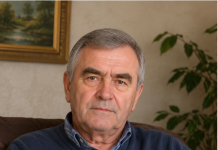 Unser Vater verließ meine Schwestern und mich, als ich zwölf Jahre alt war. Er ging zu einer anderen Frau, die bereits ein Kind hatte, und lebte sein ganzes Leben mit ihnen 😕🤔. Als er alt wurde, warf ihn seine Adoptivtochter hinaus, und eines Tages stand er plötzlich vor unserer Haustür.