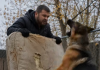 Nur wollte ich meine alte Matratze wegwerfen, die bereits an mehreren Stellen eingerissen war, doch mein Hund biss seine Zähne hinein und ließ mich keinen einzigen Schritt weitergehen. In diesem Moment verstand ich noch immer nicht, warum er sich so seltsam verhielt, doch nur wenige Minuten später bereute ich es, überhaupt beschlossen zu haben, die Matratze aus dem Haus zu tragen. 😨😨