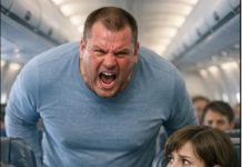 Im Flugzeug begann ein Mann wütend mich und mein Kind anzuschreien und verlangte, ich solle ihm „sein Ticket bezahlen“ – doch was ein Fremder daraufhin tat, schockierte die gesamte Kabine 😲😨