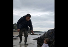 Ein Fischer fand ein durchnässtes kleines Kind allein am Meer – und dann hörte er hinter sich, wie die Wellen etwas ans Ufer spülten.