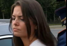 Zwei Verkehrspolizisten hielten eine junge Frau ohne ersichtlichen Grund an, drückten sie gegen ihr Auto und legten ihr grob Handschellen an. Doch als einer der Beamten auf ihre Bitte hin in die Tasche ihrer Shorts griff, erstarrten beide vor Schock, als sie sahen, was sich darin befand. 😱