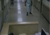 Krankenhaus-Überwachungskameras filmten, wie ich um vier Uhr morgens schreiend unter einen Schreibtisch kroch … Als der Sicherheitsdienst das Armband des Patienten heranzoomte, verstummten alle.