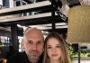 Mein Vater lud mich zum Abendessen ein, nahm meine Hand und sagte zu seinen Freunden: „Lernt das Mädchen kennen, das ich liebe.“ Ich saß völlig verängstigt da – bis einer seiner Freunde etwas sagte, das mich in Tränen ausbrechen ließ …
