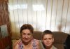 Ein kleiner Junge sagte in der Schule: „Meine Oma bindet mir jede Nacht die Hände.“ Als seine Lehrerin mit der Polizei das Haus betrat, erstarrte sie bei dem, was sie sah 😱💔