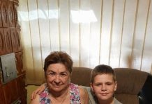 Ein kleiner Junge sagte in der Schule: „Meine Oma bindet mir jede Nacht die Hände.“ Als seine Lehrerin mit der Polizei das Haus betrat, erstarrte sie bei dem, was sie sah 😱💔