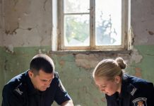 „Ich kann meine Beine nicht schließen …“ – flüsterte ein sechsjähriges Mädchen dem 911-Notruf zu und versuchte, nicht zu weinen. Was die Ärzte entdeckten, nachdem sie sie gerettet hatten, brachte jeden im Raum zum Weinen. 💔