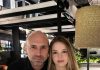 Mein Vater lud mich zum Abendessen ein, nahm meine Hand und sagte zu seinen Freunden: „Lernt das Mädchen kennen, das ich liebe.“ Ich saß völlig verängstigt da – bis einer seiner Freunde etwas sagte, das mich in Tränen ausbrechen ließ …