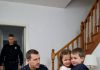 Ein siebenjähriges Mädchen rief um 2:17 Uhr morgens den Notruf 911 an, weil ihre Mutter nicht nach Hause zurückgekommen war. Als die Polizei diese dunkle Wohnung betrat, hörte die ganze Nachbarschaft auf, über Vernachlässigung von Kindern zu sprechen, und begann stattdessen über Terror zu sprechen.