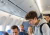 Das Baby eines Milliardärs weinte während des gesamten Fluges in der First Class, bis ein Teenager aus der Economy Class nach vorne trat und etwas tat, was kein Arzt, kein Kindermädchen und kein Experte geschafft hatte. Der mächtige Geschäftsmann hielt den Jungen für einen Fremden mit einem Rucksack – bis diese kleine Geste eine Geschichte über Güte und ein verborgenes Geheimnis enthüllte, die das Leben beider für immer verändern sollte.