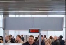 Ich sah zufällig, wie mein Mann eine seltsame Schachtel in meinem Koffer versteckte, also schmuggelte ich sie heimlich in den Koffer seiner Sekretärin. Als wir durch die Sicherheitskontrolle gingen, leuchtete plötzlich ein rotes Licht auf, und Dutzende Polizisten rannten auf uns zu. 😳