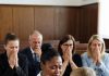 Das bescheidene Dienstmädchen, das jahrelang einer mächtigen Millionärsfamilie gedient hatte, wurde plötzlich beschuldigt, ein unbezahlbares Schmuckstück gestohlen zu haben.