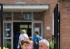 Der siebenjährige Junge hielt mich vor der Schule an und bat mich, ihn nach Hause zu begleiten, weil „niemand mir glaubt“. Ich dachte, ich würde einem verängstigten Kind helfen – doch als er die Tür öffnete und mir zeigte, was sich dahinter befand, verstand ich endlich, warum er darauf gewartet hatte, dass jemand ihm zuhört.