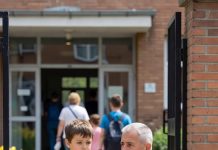Der siebenjährige Junge hielt mich vor der Schule an und bat mich, ihn nach Hause zu begleiten, weil „niemand mir glaubt“. Ich dachte, ich würde einem verängstigten Kind helfen – doch als er die Tür öffnete und mir zeigte, was sich dahinter befand, verstand ich endlich, warum er darauf gewartet hatte, dass jemand ihm zuhört.