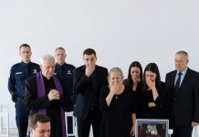Während der Vorbereitung des Körpers seiner schwangeren Frau auf die Einäscherung bat der Ehemann darum, den Sarg noch einmal zu öffnen. Als er sie ansah, bemerkte er, wie sich ihr Bauch bewegte. Er schrie, dass sie alles sofort stoppen sollten. Und als der SAMU und die Polizei eintrafen, versetzte die Entdeckung alle im Krematorium in Schock…