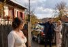 Mein Ex-Mann kehrte nach 17 Jahren ins Dorf zurück – in einem teuren SUV und mit einer viel jüngeren Ehefrau an seiner Seite. Er sah mein Haus und meine schlammigen Stiefel und begann zu lachen: „Du hättest mit mir wie eine Königin leben können.“