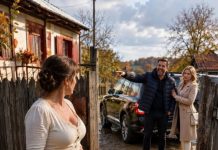 Mein Ex-Mann kehrte nach 17 Jahren ins Dorf zurück – in einem teuren SUV und mit einer viel jüngeren Ehefrau an seiner Seite. Er sah mein Haus und meine schlammigen Stiefel und begann zu lachen: „Du hättest mit mir wie eine Königin leben können.“