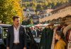 Ein 11-jähriges Mädchen verkaufte auf einem Markt die Kleidung ihrer verstorbenen Mutter. Ein Millionär hielt sein Auto an, als er einen Mantel entdeckte – doch der wahre Schock kam, als er dem Mädchen in die Augen sah …