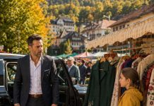 Ein 11-jähriges Mädchen verkaufte auf einem Markt die Kleidung ihrer verstorbenen Mutter. Ein Millionär hielt sein Auto an, als er einen Mantel entdeckte – doch der wahre Schock kam, als er dem Mädchen in die Augen sah …