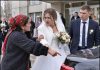 Eine Zigeunerin trat am Standesamt auf die Braut zu: „Der Schleier, den du trägst, gehört nicht dir, dein Schicksal ist bitter. Öffne den Kofferraum des Autos deines Bräutigams. Ich flehe dich bei Gott an, öffne ihn …“ …😲😲😲