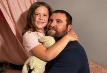 Bevor ich die Geburtstagstorte anschnitt, küsste mich mein Vater und flüsterte: „Komm heute Nacht und schlaf neben mir“… Etwas in seiner Stimme ließ das Messer in meiner Hand zittern 😱💔