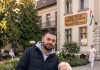 Ein Jahr lang spielte ich den Sohn einer alten Frau im Pflegeheim, weil ihre Verwandten mich dafür bezahlten, sie ruhig zu halten – erst nach ihrem Tod verriet mir die Heimleiterin, dass Juli vom ersten Tag an wusste, wer ich wirklich war
