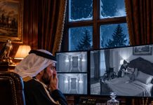 Ein Scheich gab jahrelang riesige Summen für die Behandlung seines gelähmten Zwillingsbruders aus. Doch nachdem eine neue Pflegerin eingestellt worden war, bemerkte er seltsame Blutergüsse an dessen Körper. Er vermutete, dass die Pflegerin den hilflosen Patienten grob behandelte, und ließ deshalb heimlich Kameras im ganzen Haus installieren. Doch als er sich in dieser Nacht die Aufnahmen aus dem Zimmer seines Bruders ansah, erstarrte er vor Entsetzen. 😱