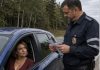 Ein Verkehrspolizist zerriss absichtlich den Führerschein einer jungen Frau, um sie zu demütigen. Doch genau in diesem Moment öffnete die Frau ganz ruhig das Handschuhfach, holte etwas anderes heraus – und nur wenige Sekunden später stand der Polizist völlig schockiert da. 😱