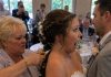 Meine Schwiegermutter trat mir am Tag meiner Hochzeit von hinten entgegen und schnitt mir die Haare ab, mit der Behauptung, es sei eine „Familientradition“. Doch mein Mann tat etwas, das sie ihre Tat schon sehr bald bereuen ließ. 😰😨