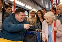 Im Bus weigerte sich ein arroganter junger Mann nicht nur, einer älteren Frau seinen Platz zu überlassen, sondern legte demonstrativ auch noch seinen Fuß auf den Sitz – doch mit einer solchen Strafe hatte er ganz bestimmt nicht gerechnet 😨😱