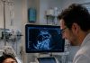 Monatelang sagten die Ärzte ihm, dass die Schmerzen „normal“ seien … bis ein junger Arzt einen Blick auf den Ultraschall warf und den Notfallknopf drückte.