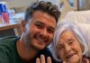 Eine ältere Frau bat mich, sie als ihren letzten Wunsch zu heiraten. Nachdem sie gestorben war, legte ihr Anwalt mir eine alte Krankenhaustasche in die Hände, die sie jahrelang aufbewahrt hatte, und sagte: „Sie hat dich aus einem bestimmten Grund ausgewählt.“