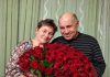 Mein Mann war nie romantisch. Doch an meinem 66. Geburtstag kam er plötzlich mit 101 roten Rosen nach Hause und bat mich, ein Foto mit ihm zu machen …
