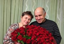 Mein Mann war nie romantisch. Doch an meinem 66. Geburtstag kam er plötzlich mit 101 roten Rosen nach Hause und bat mich, ein Foto mit ihm zu machen …