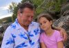Auf diesem Foto lächelte ich neben meinem Stiefvater … Jahrelang glaubte meine Mutter, dass er mich wie seine eigene Tochter liebte. Doch sie hatte keine Ahnung, was sich tatsächlich hinter ihrem Rücken abspielte – und auch nicht, warum ich dieses Geheimnis noch viele Jahre mit mir tragen würde.