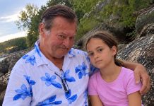 Auf diesem Foto lächelte ich neben meinem Stiefvater … Jahrelang glaubte meine Mutter, dass er mich wie seine eigene Tochter liebte. Doch sie hatte keine Ahnung, was sich tatsächlich hinter ihrem Rücken abspielte – und auch nicht, warum ich dieses Geheimnis noch viele Jahre mit mir tragen würde.